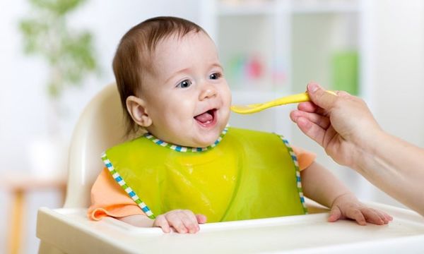 Bé mới tập ăn: Cách chăm như thế nào là hiệu quả nhất? tap-cho-be-an-dam